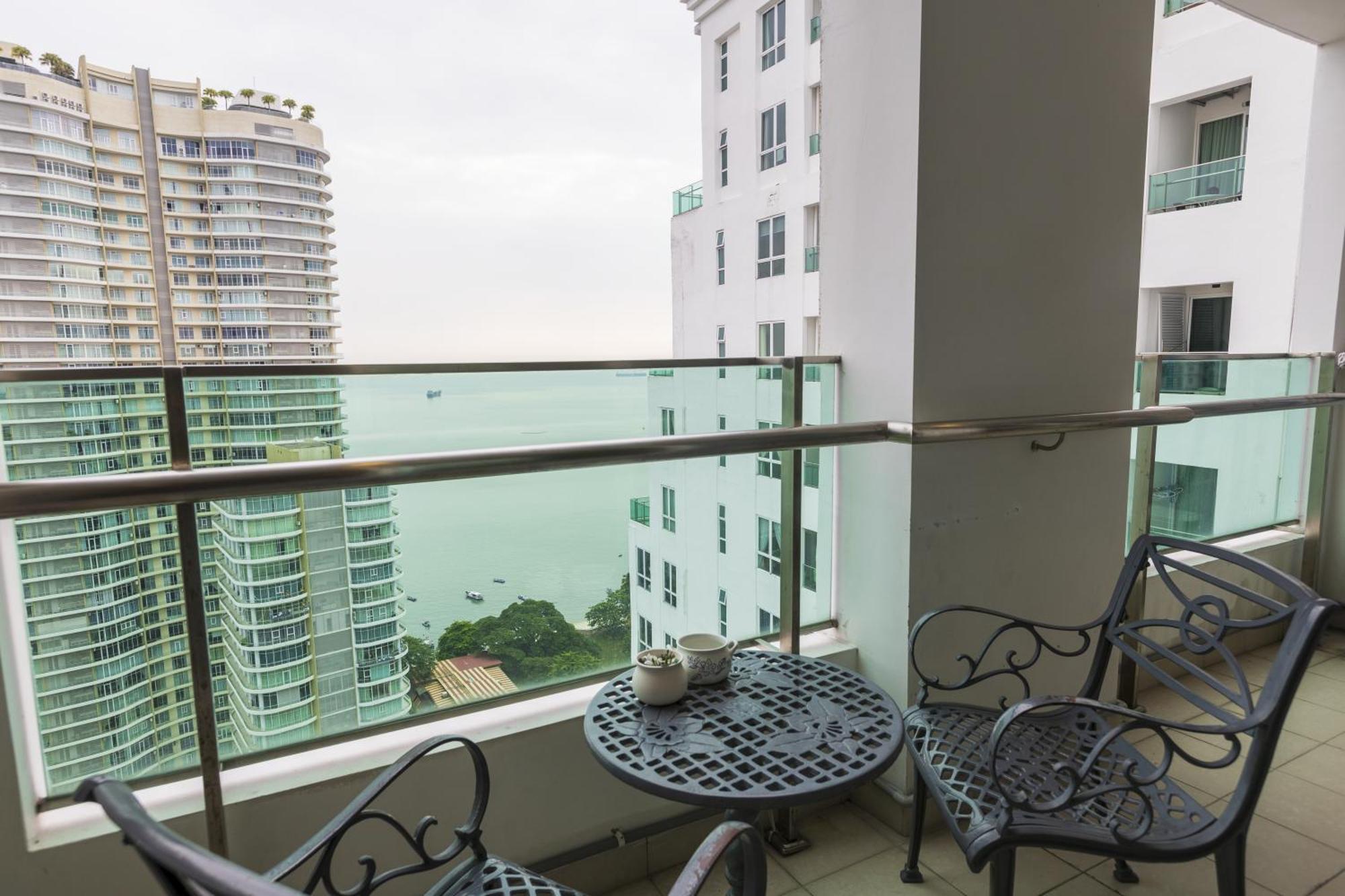 Sky Suites Джордж Таун Екстериор снимка